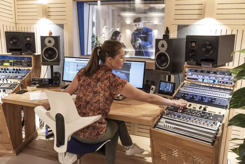 Tontechnik-im-Tonstudio-1024x683.webp