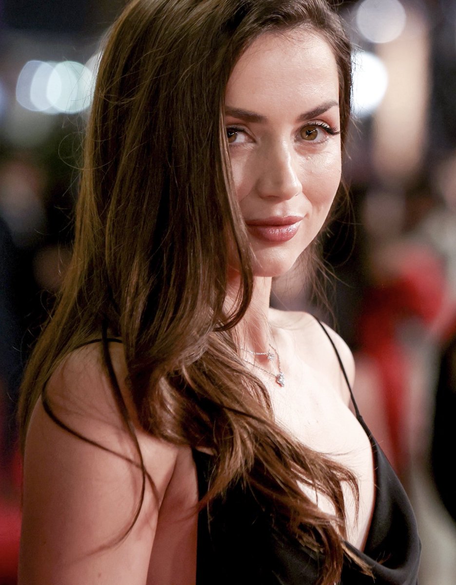 ana sta sorridendo - Copy