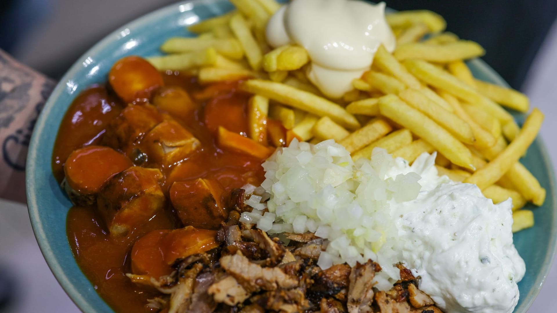 imbiss-mit-gehalt-currywurst-links-pomme