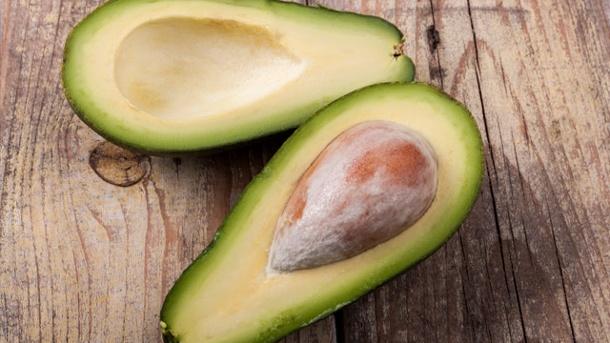 das-fruchtfleisch-der-reifen-avocado-ist