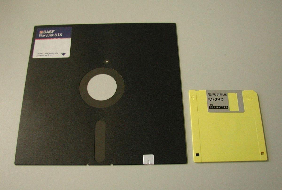 /dateien/70279,1296573708,Floppy disk 8inch vs 3 5inch