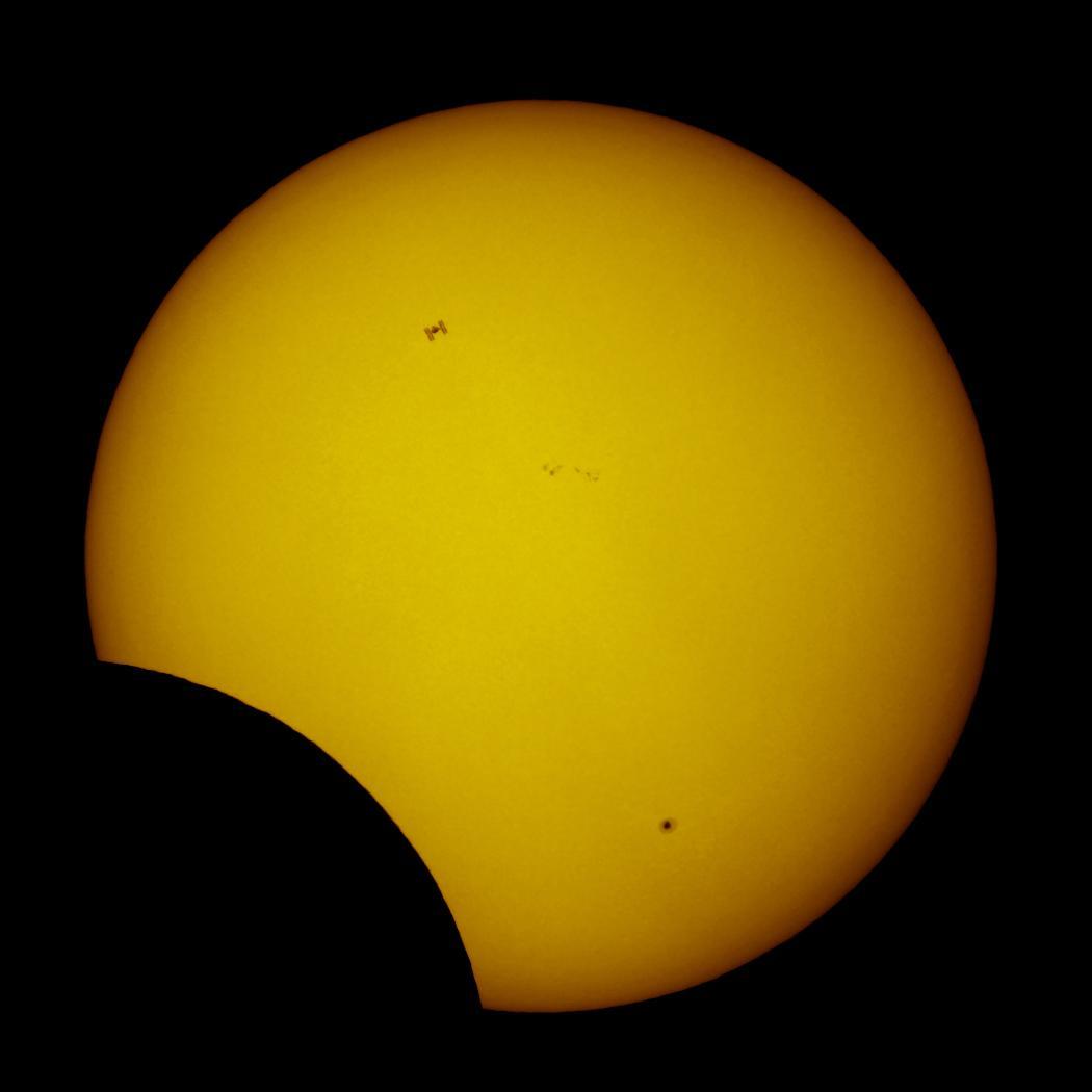 /dateien/as44232,1294319059,eclipse110104 solar transit 25