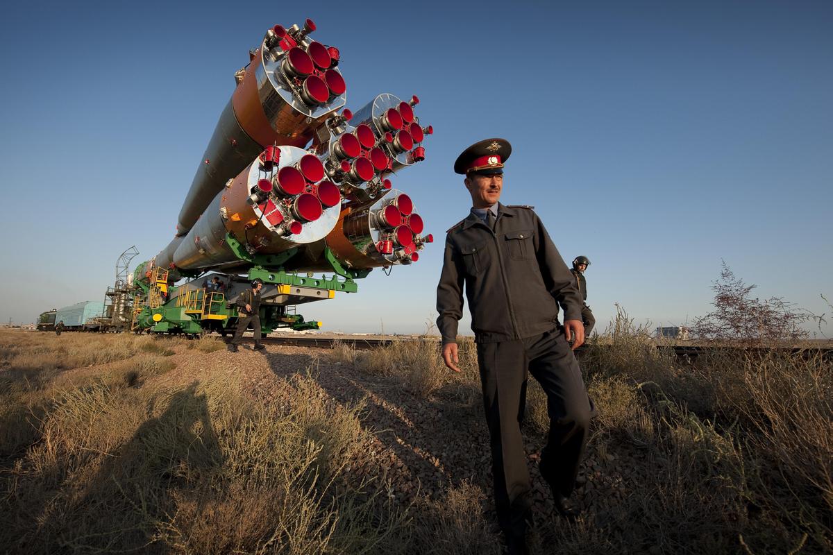 /dateien/gg4570,1291154962,Soyuz rocket rolled out to the launch pad