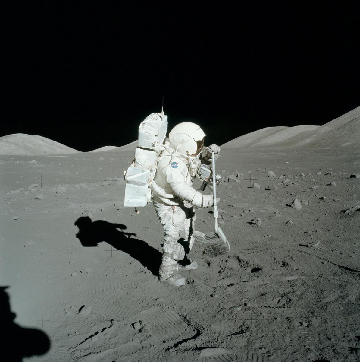 /dateien/gg4570,1295033643,Astronaut moon rock