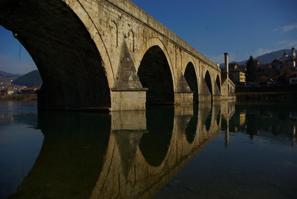 /dateien/mt2067,1292069564,bridge reflection Drina Visegrad