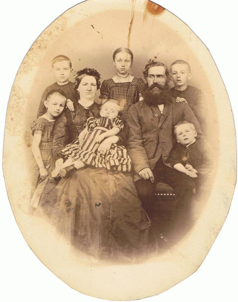 /dateien/mt5422,1256488742,Fotografie-von-1876-Familie-Harms-a17844760