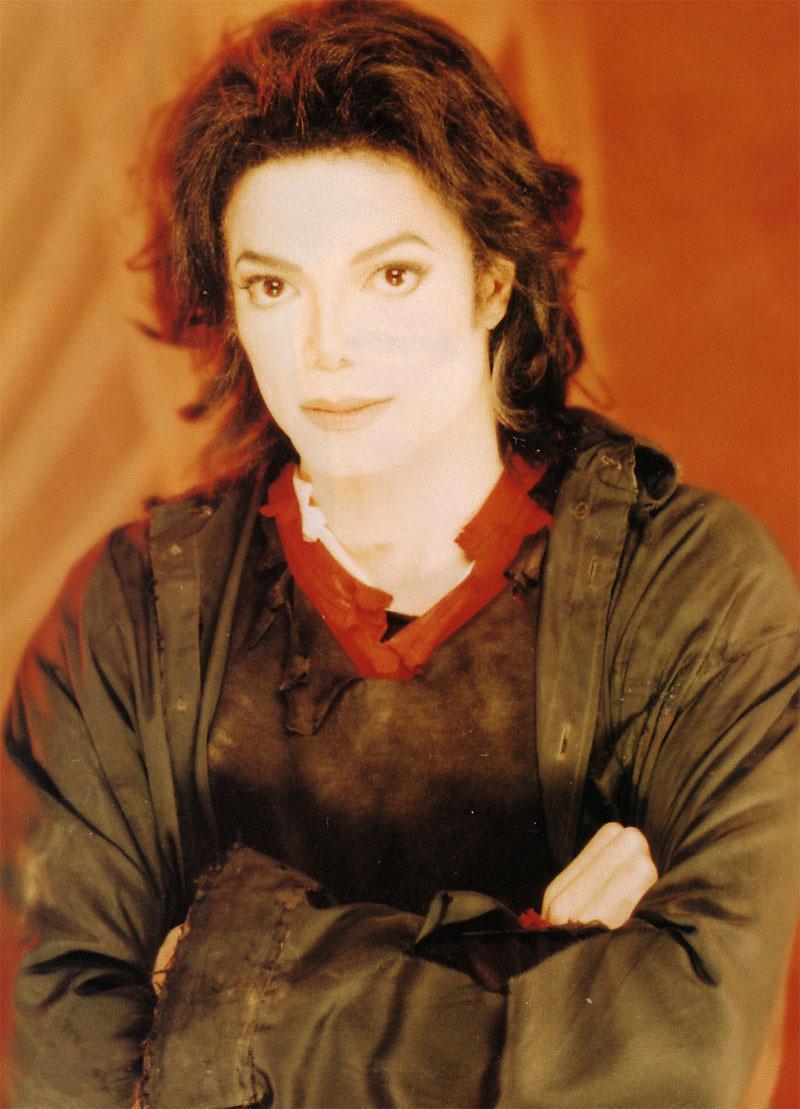 /dateien/np65701,1284201672,Videoshoots-Earth-Song-Set-michael-jackson-7357667-800-1109