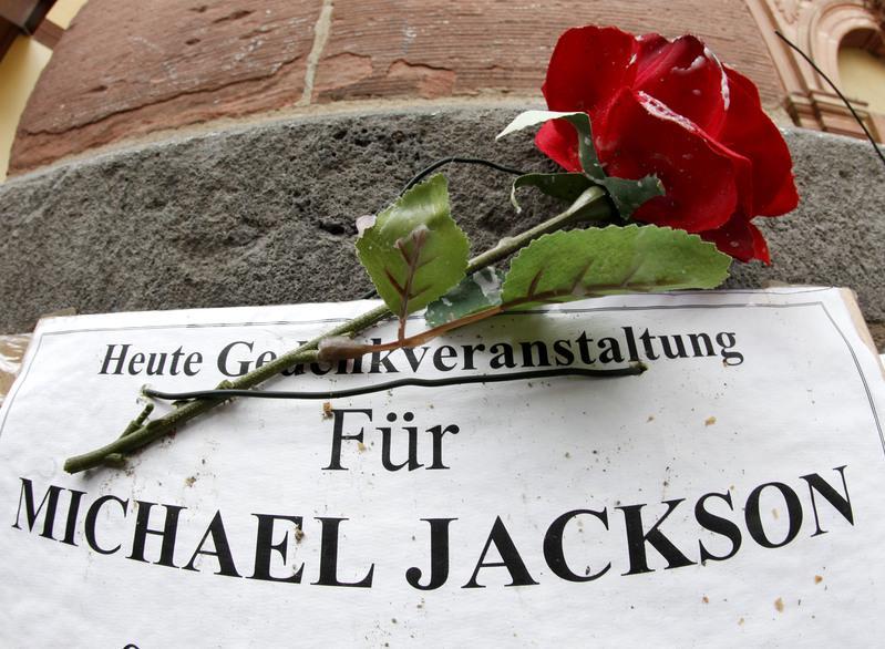 /dateien/np65701,1284290607,2009-07-07-xxl--20090707100353 DEU Michael Jackson Gedenken PRO101