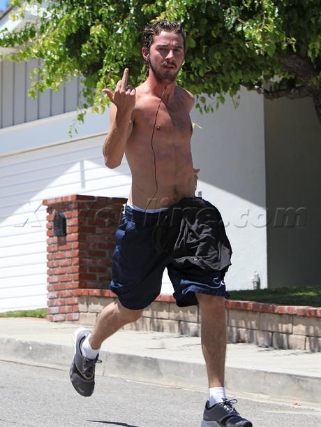 /dateien/np66944,1287772666,shia-labeouf-running-shirtless-8-shiantology.