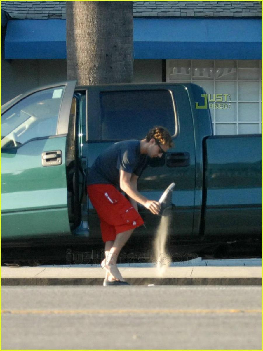 /dateien/np66944,1288109188,shia-labeouf-shirtless-10