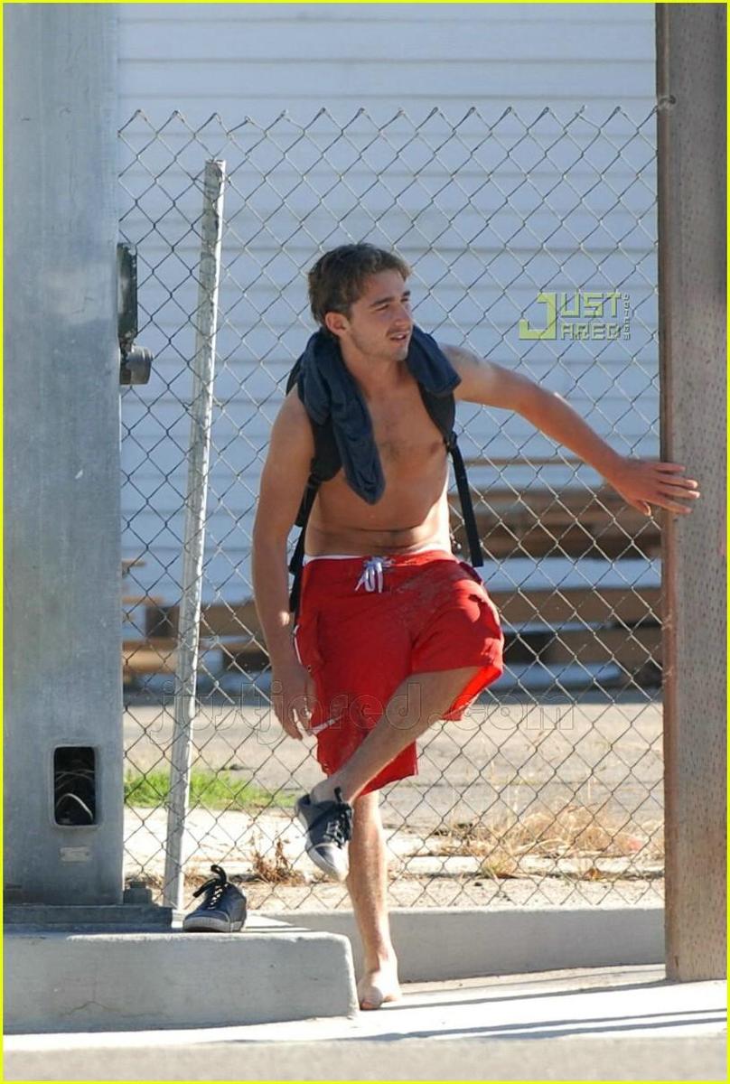 /dateien/np66944,1288109419,shia-labeouf-shirtless-30