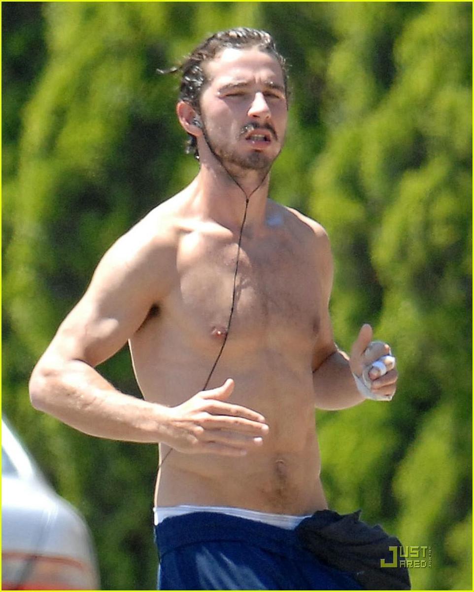 /dateien/np66944,1288109637,shia-labeouf-shirtless-running-01