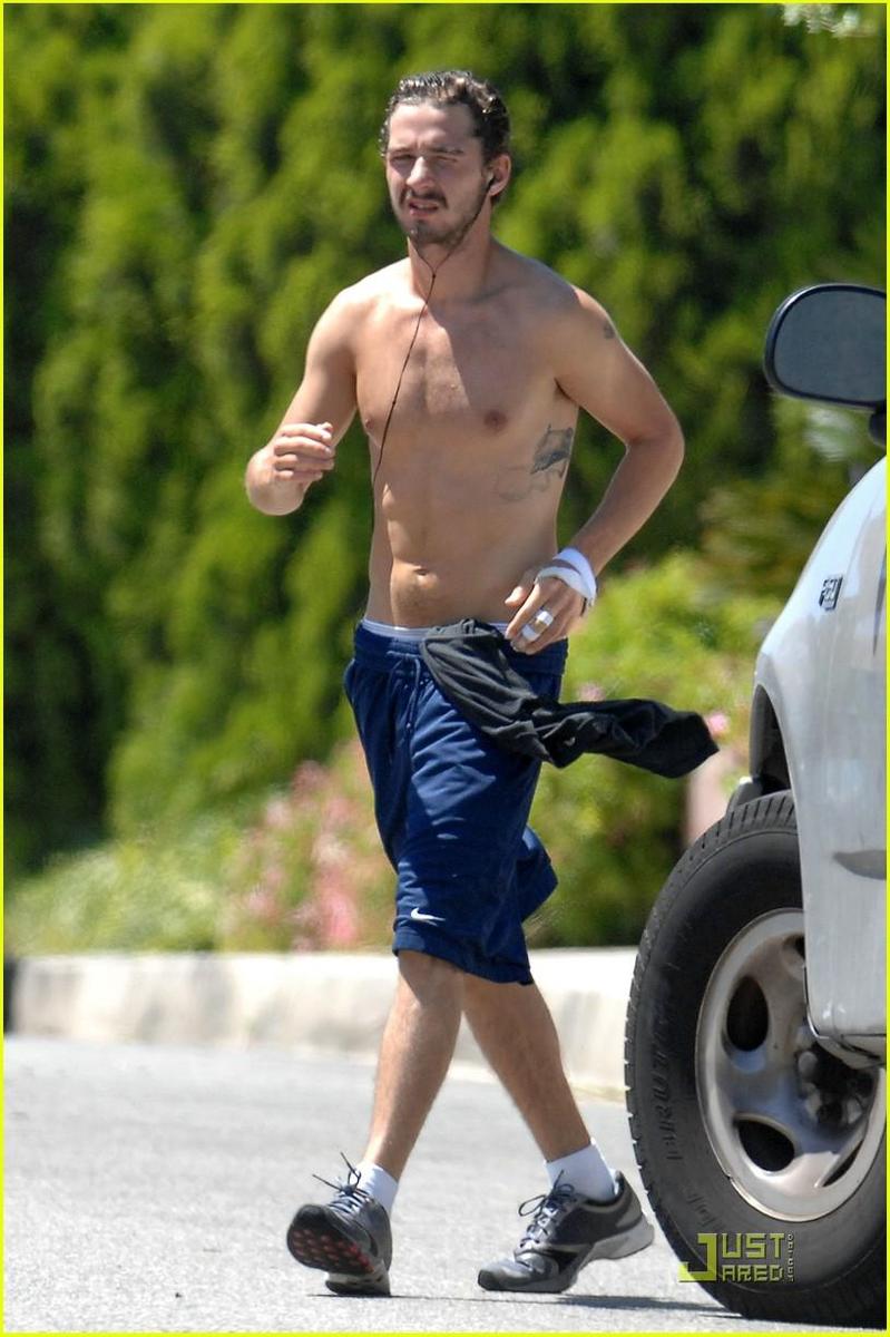 /dateien/np66944,1288109637,shia-labeouf-shirtless-running-02