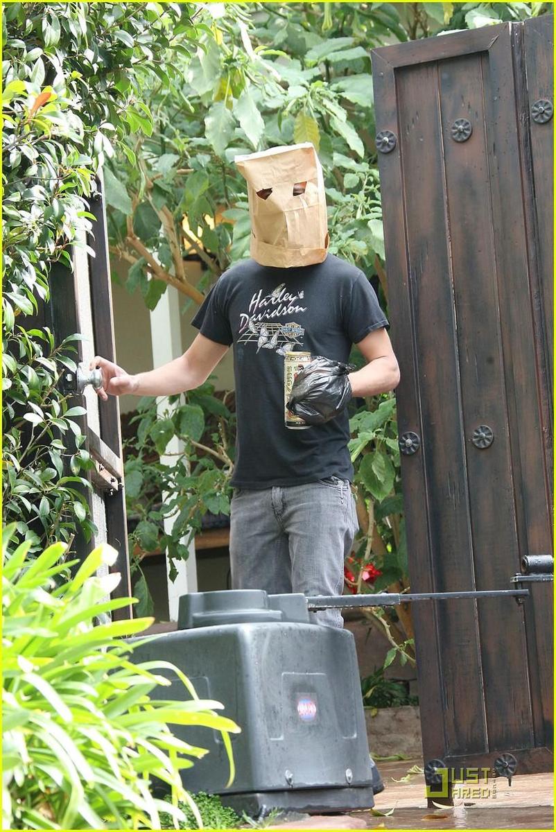 /dateien/np66944,1288110102,shia-labeouf-paper-bag-head-01