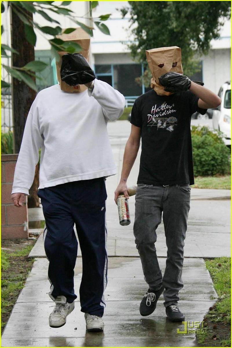 /dateien/np66944,1288110102,shia-labeouf-paper-bag-head-03