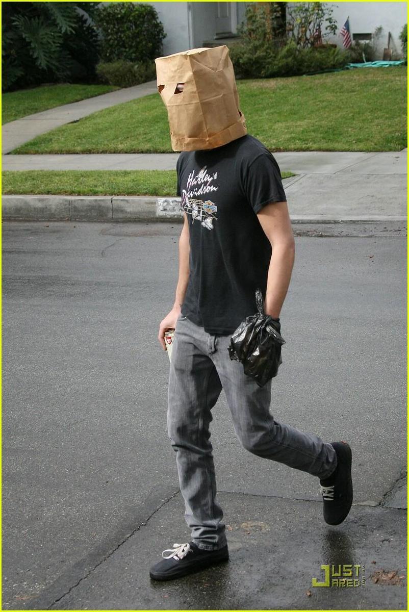 /dateien/np66944,1288110102,shia-labeouf-paper-bag-head-04