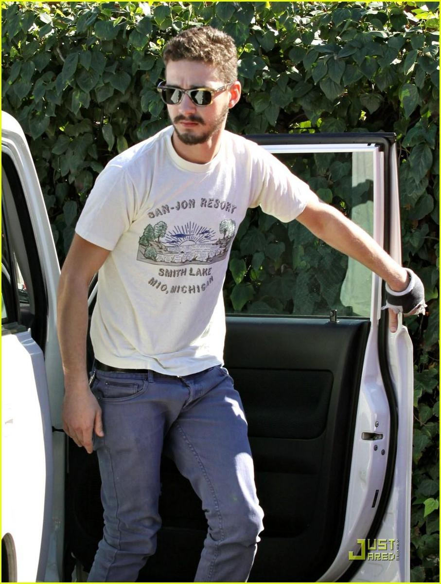 /dateien/np66944,1288110524,shia-labeouf-shayna-labeouf-errands-01