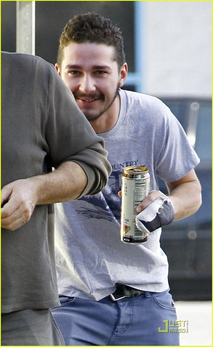 /dateien/np66944,1288110715,shia-labeouf-peek-a-boo-03