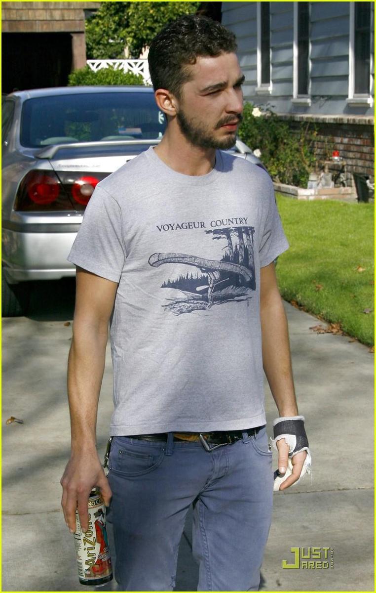 /dateien/np66944,1288110715,shia-labeouf-peek-a-boo-07