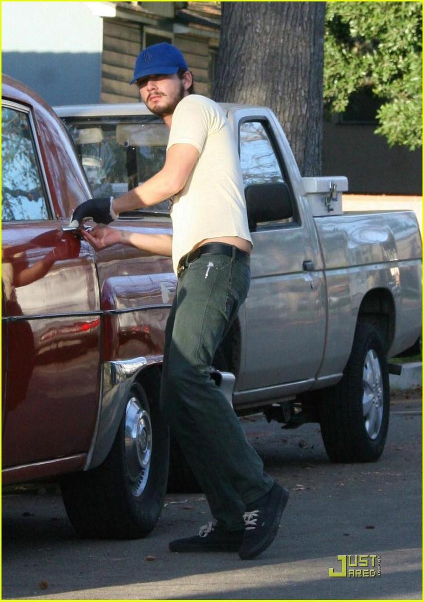 /dateien/np66944,1288550827,shia-labeouf-vintage-car-04