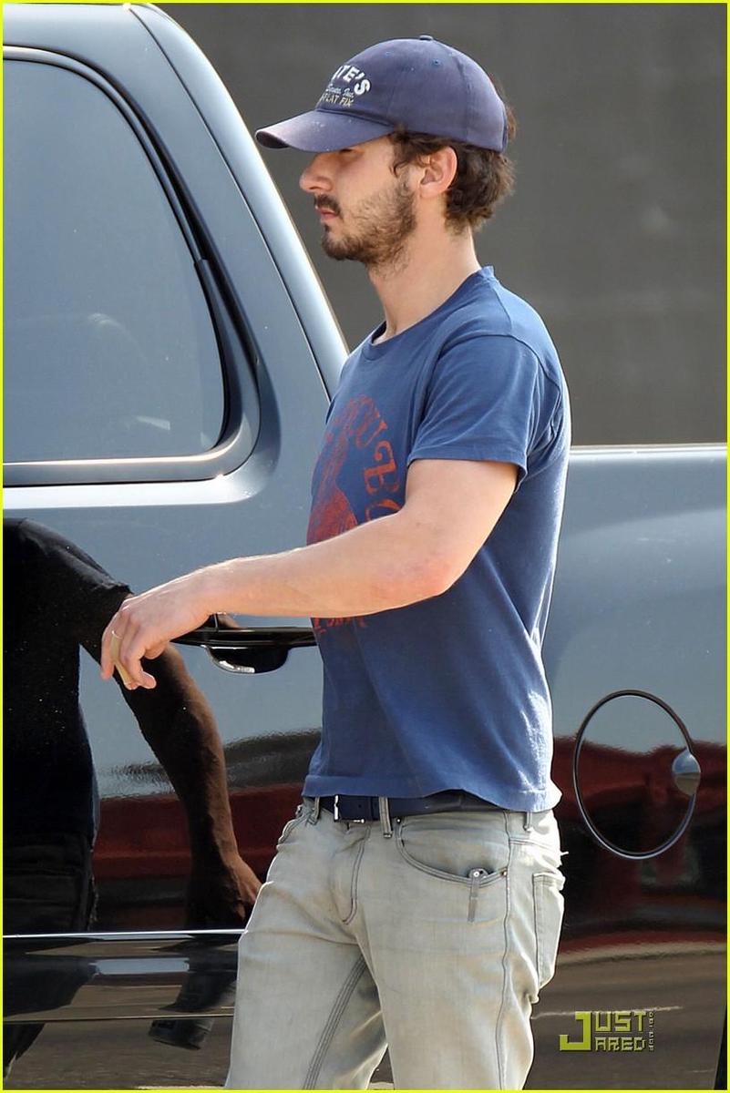 /dateien/np66944,1288552358,shia-labeouf-chooses-convenience-02