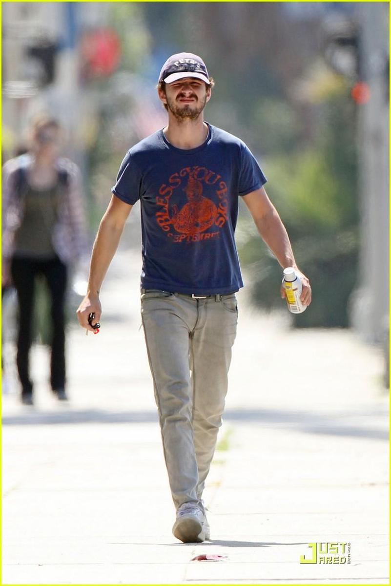 /dateien/np66944,1288552358,shia-labeouf-chooses-convenience-04