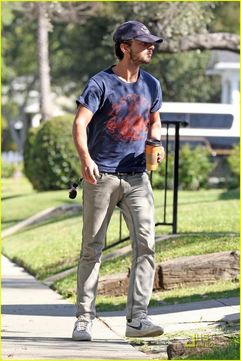 /dateien/np66944,1288552524,shia-labeouf-chooses-convenience-09