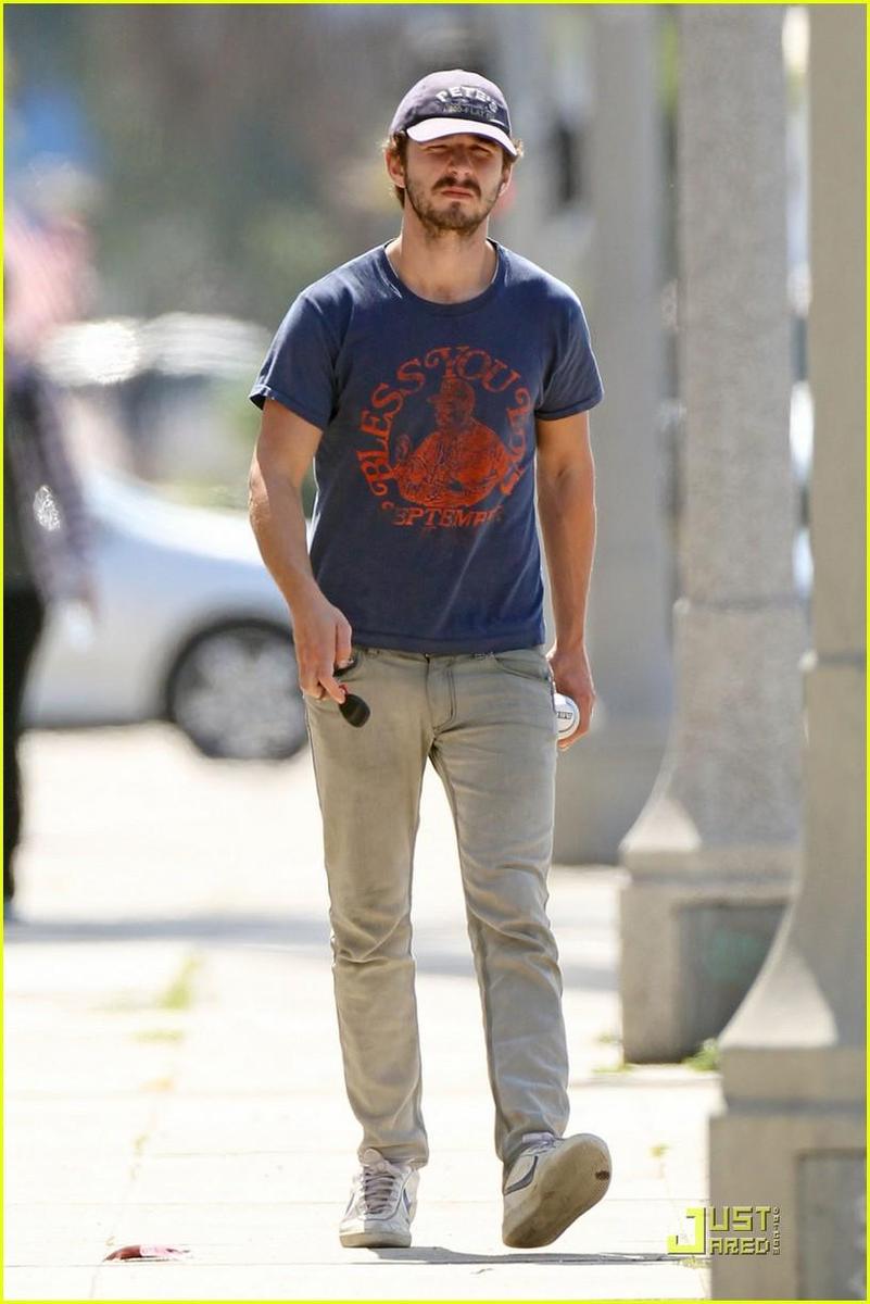 /dateien/np66944,1288552524,shia-labeouf-chooses-convenience-10