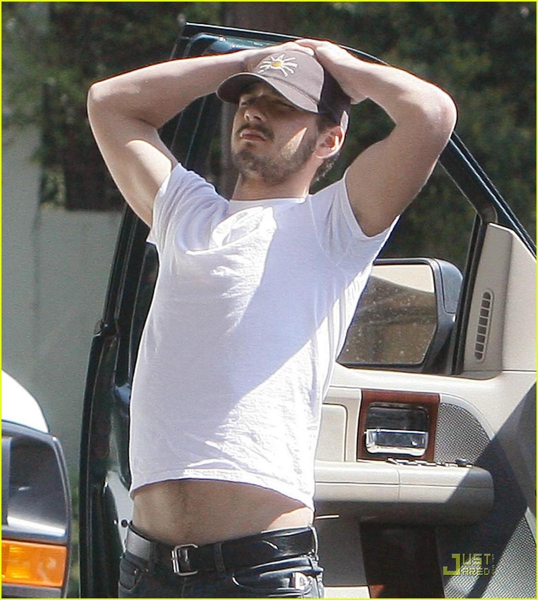 /dateien/np66944,1288553882,shia-labeouf-stomach-01