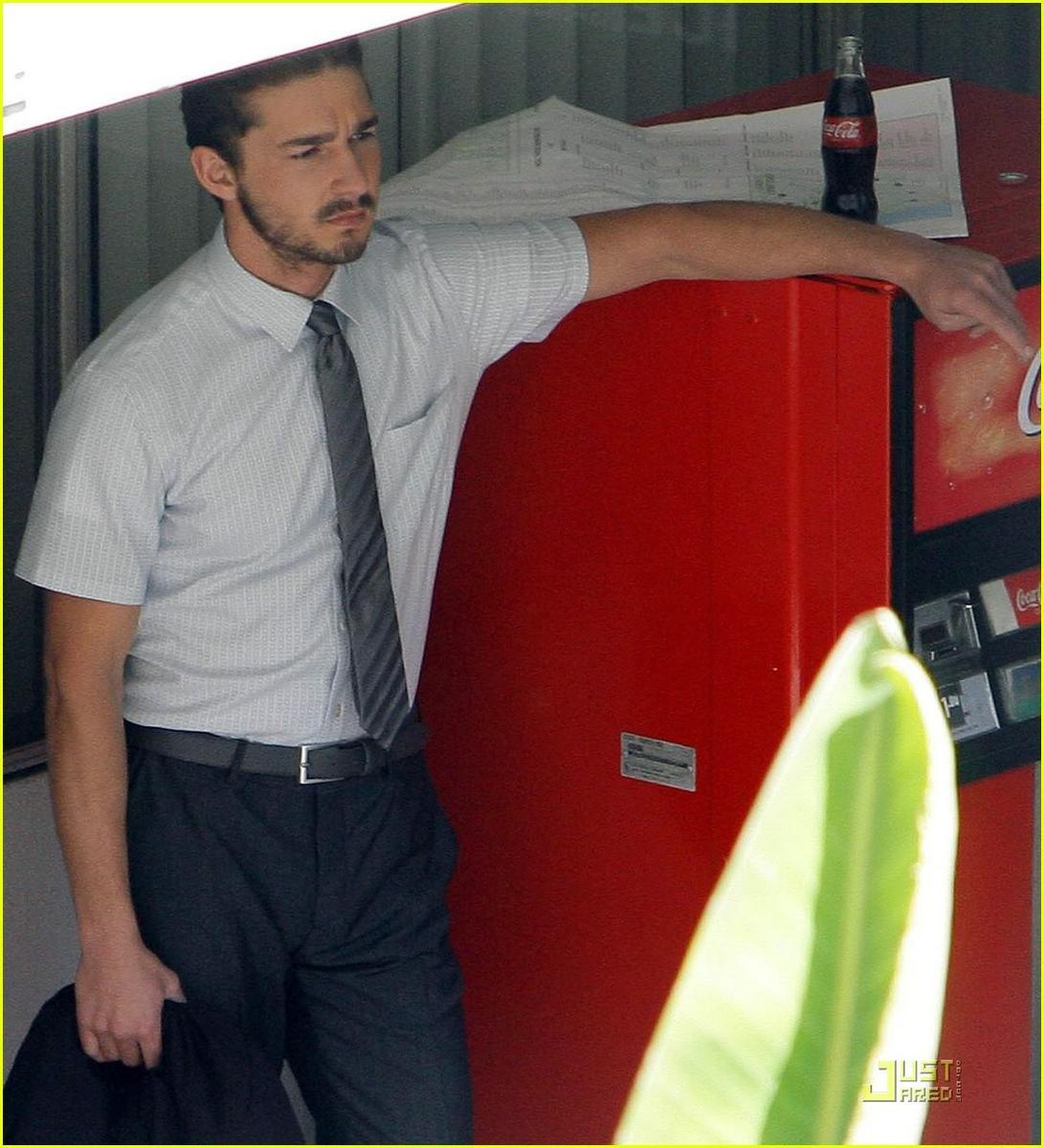 /dateien/np66944,1288553882,shia-labeouf-stomach-02