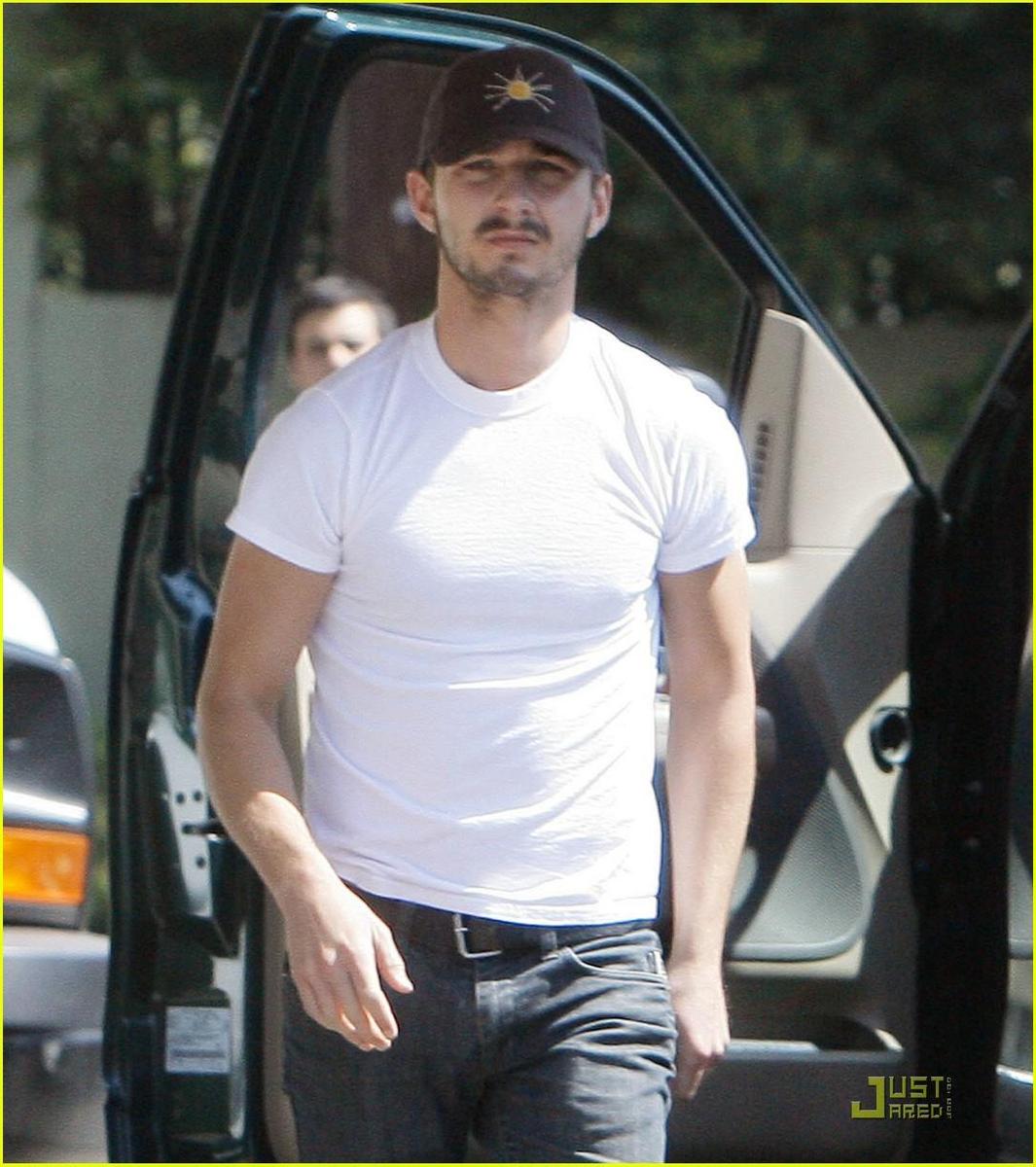 /dateien/np66944,1288553882,shia-labeouf-stomach-03