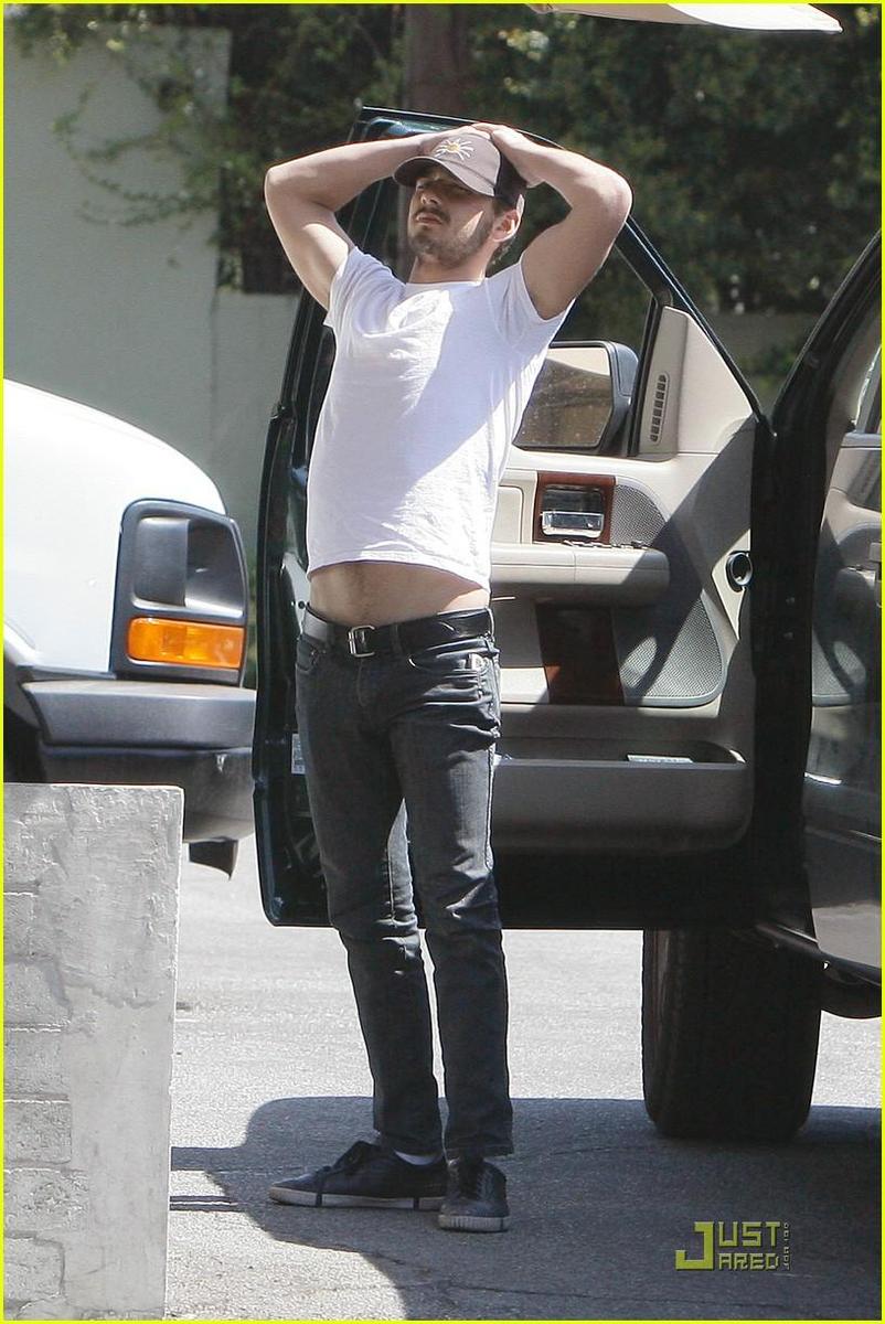 /dateien/np66944,1288553882,shia-labeouf-stomach-04