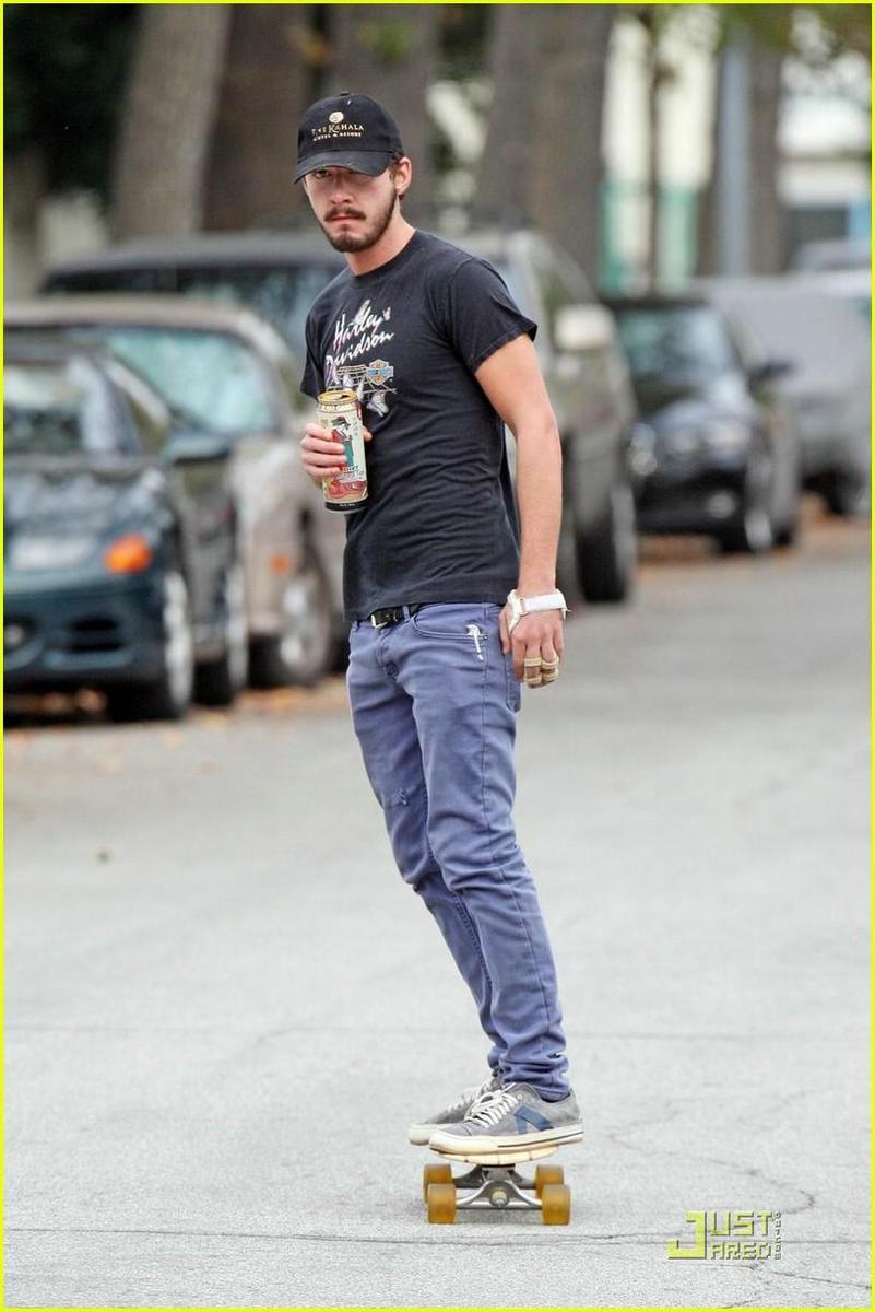 /dateien/np66944,1288554062,shia-labeouf-skateboard-01