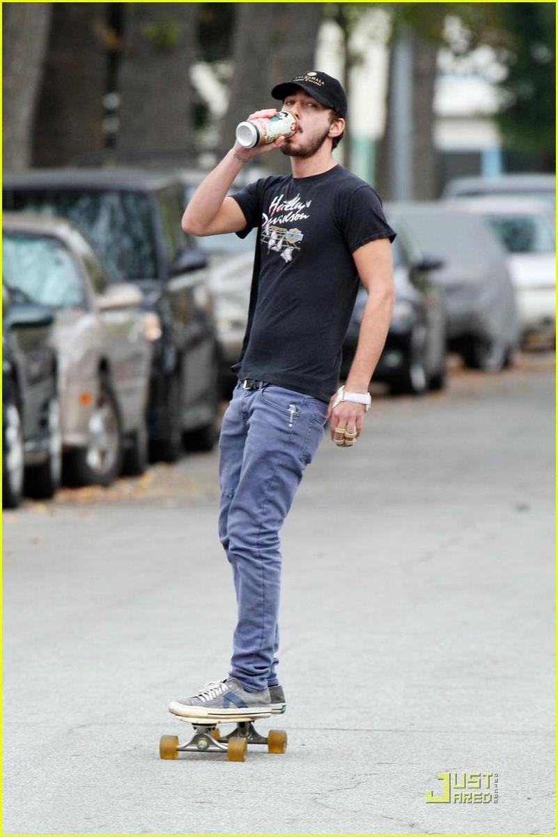 /dateien/np66944,1288554062,shia-labeouf-skateboard-02