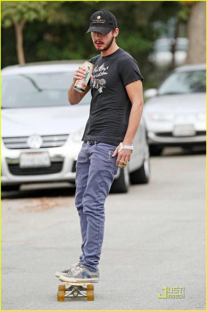 /dateien/np66944,1288554062,shia-labeouf-skateboard-04