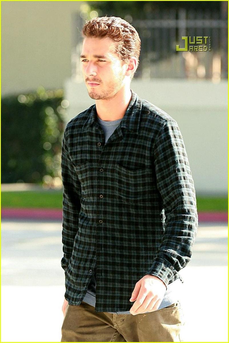 /dateien/np66944,1288554828,shia-labeouf-plaid-11