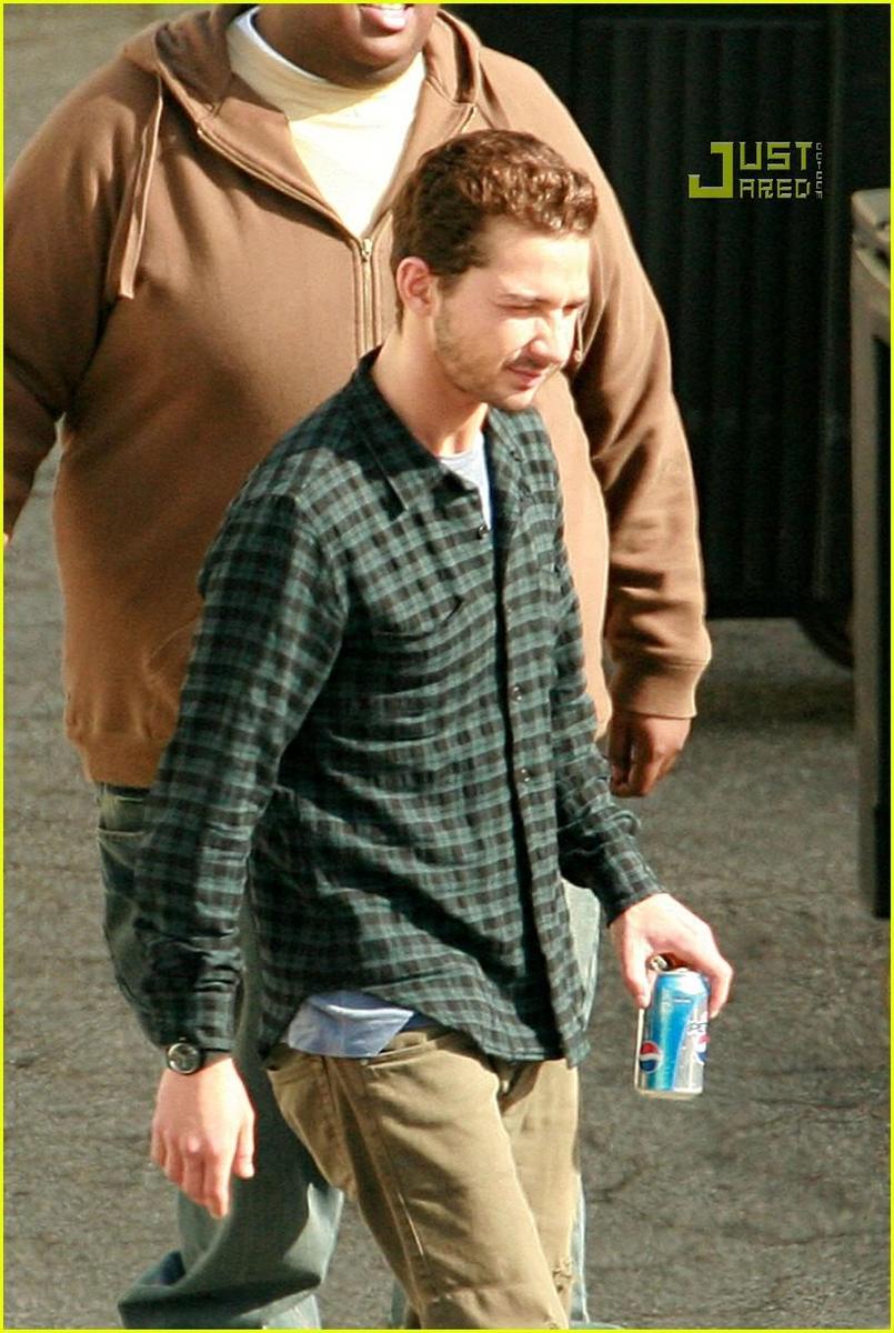 /dateien/np66944,1288555095,shia-labeouf-plaid-16