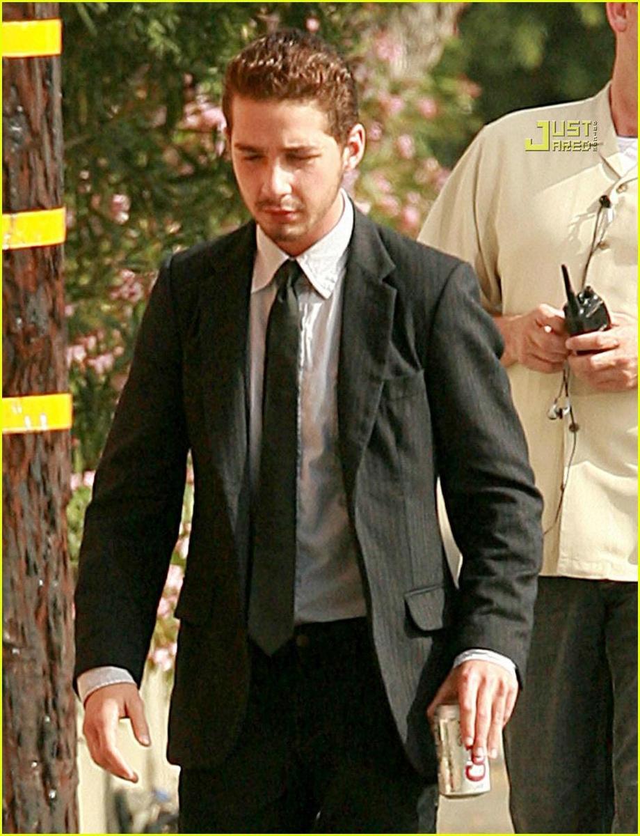 /dateien/np66944,1288555630,shia-labeouf-suit-07