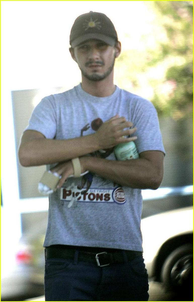 /dateien/np66944,1288556933,shia-labeouf-hand-splint-01