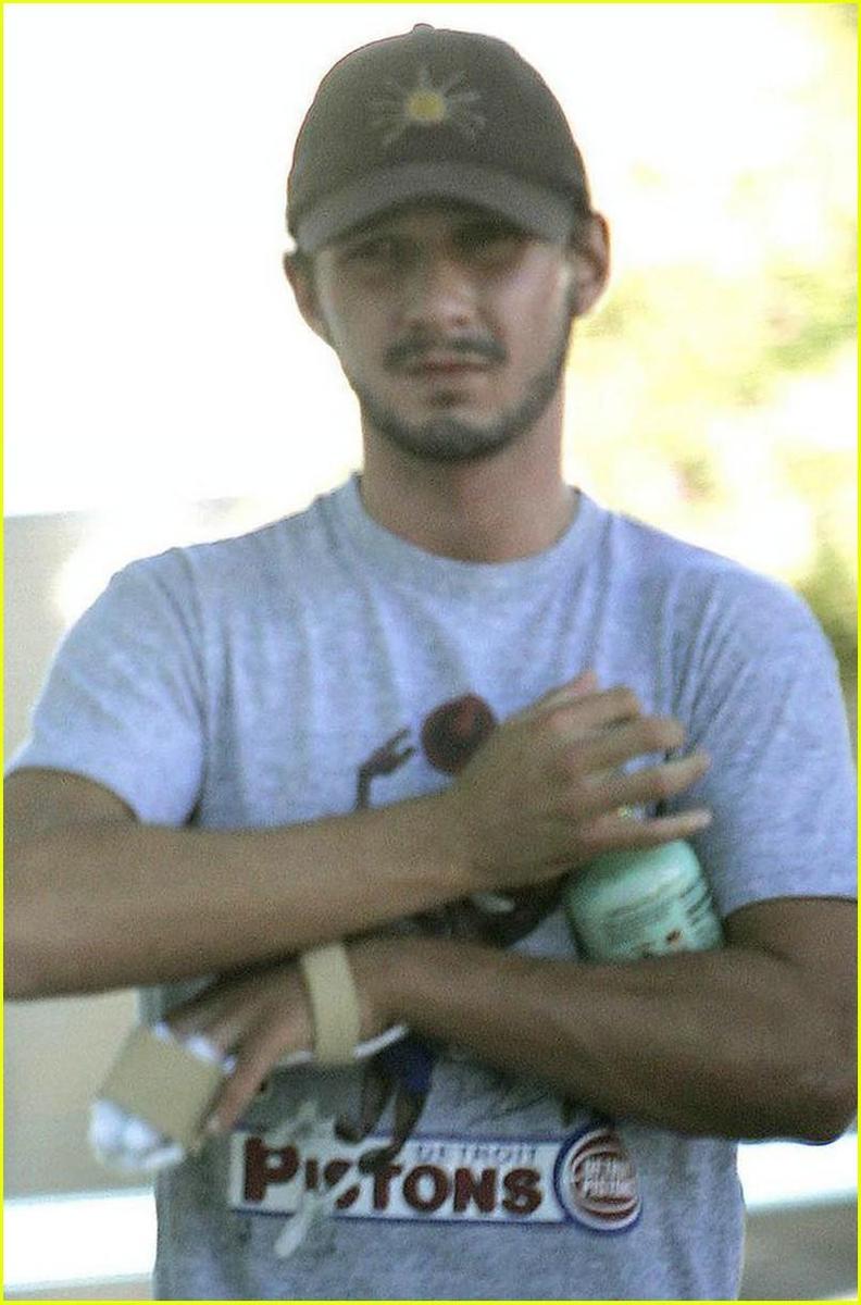 /dateien/np66944,1288556933,shia-labeouf-hand-splint-06