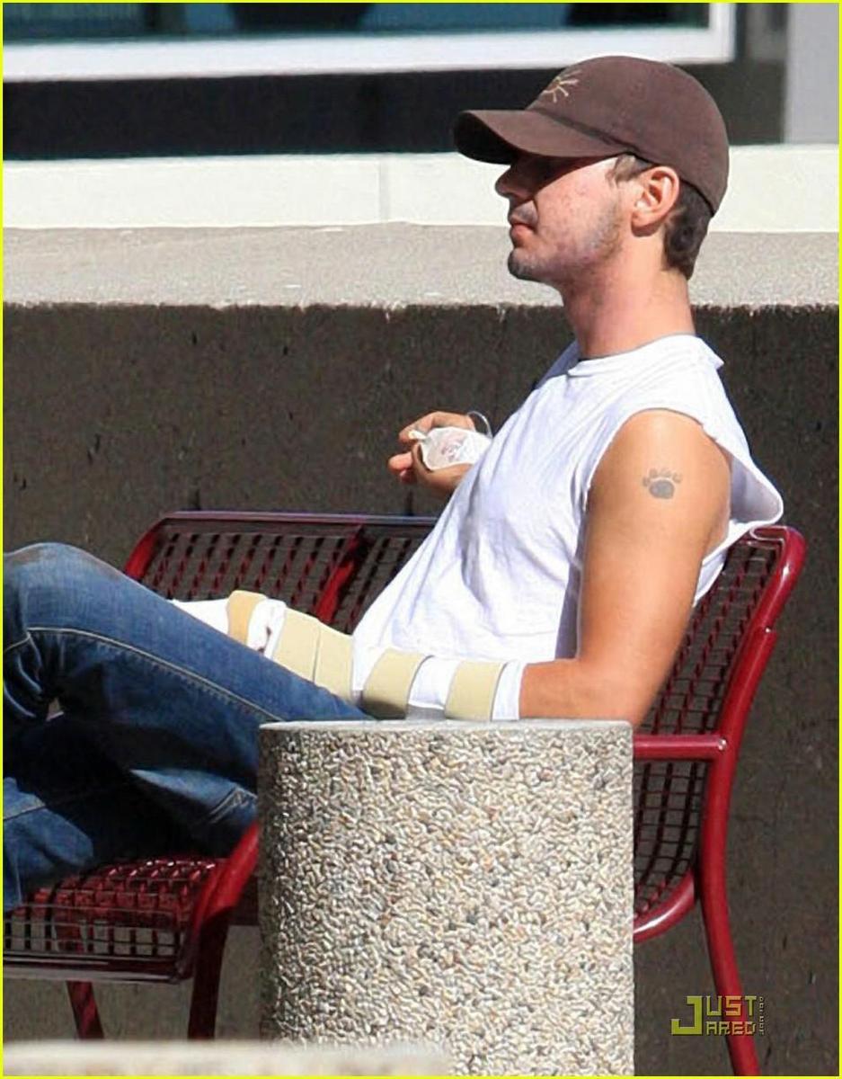 /dateien/np66944,1288633377,shia-labeouf-broken-fingers-07