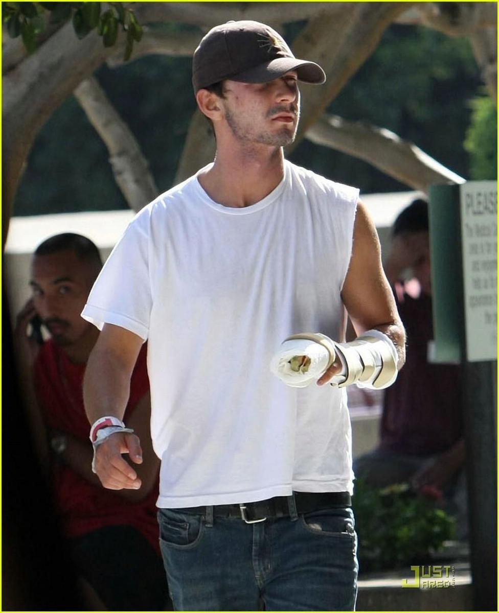 /dateien/np66944,1288633377,shia-labeouf-broken-fingers-08