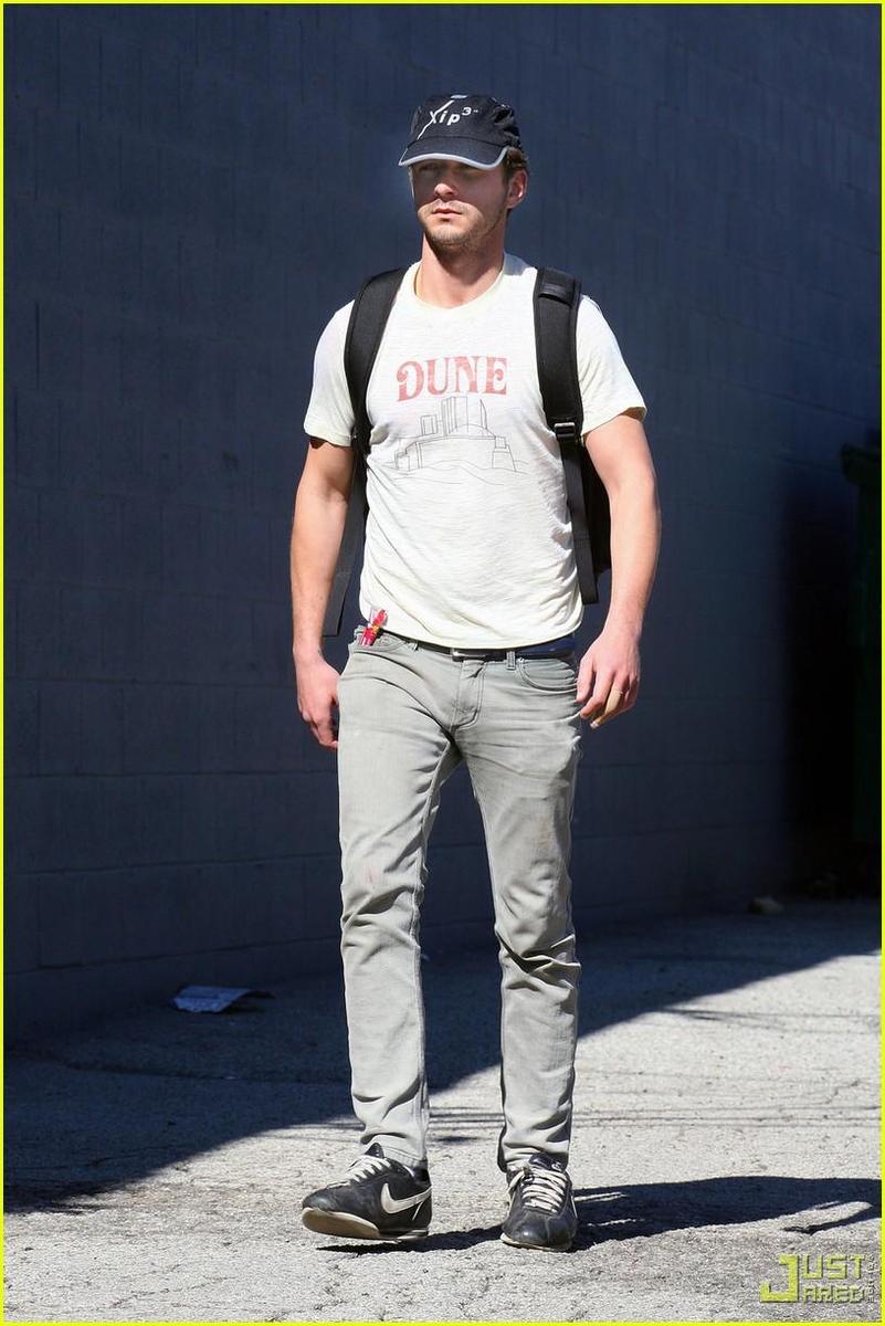 /dateien/np66944,1288633524,shia-labeouf-dune-shirt-gym-01