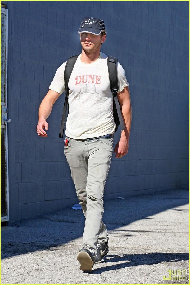 /dateien/np66944,1288633524,shia-labeouf-dune-shirt-gym-05