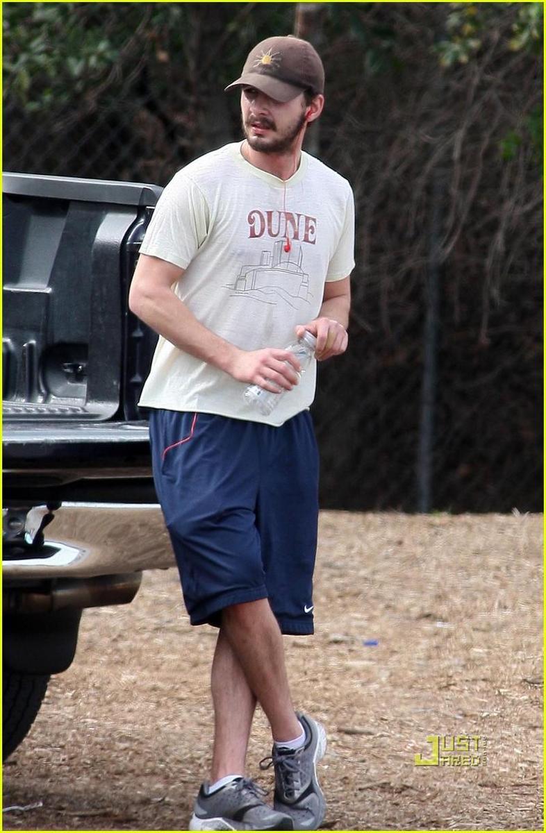 /dateien/np66944,1288633931,shia-labeouf-roseball-park-10