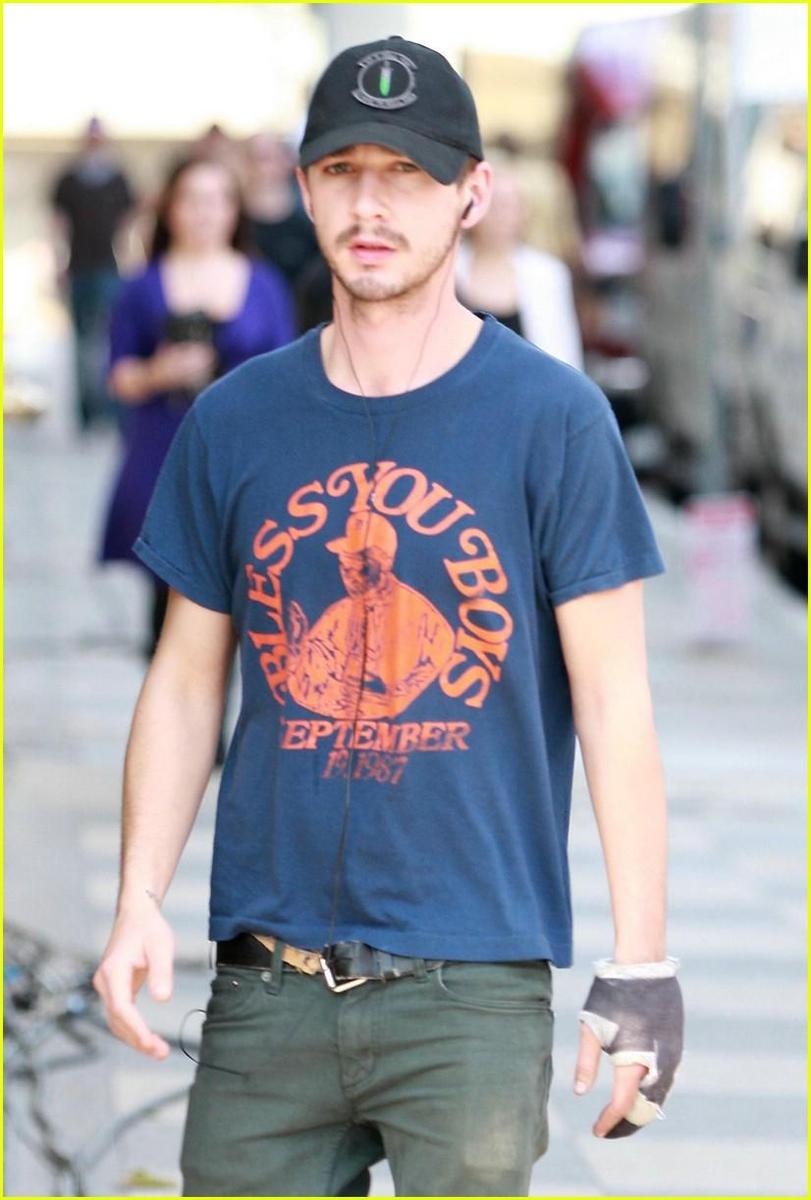 /dateien/np66944,1288634562,shia-labeouf-rings-bell-cab-03