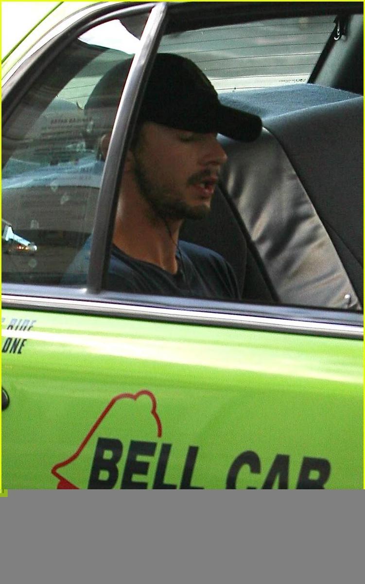 /dateien/np66944,1288634562,shia-labeouf-rings-bell-cab-05