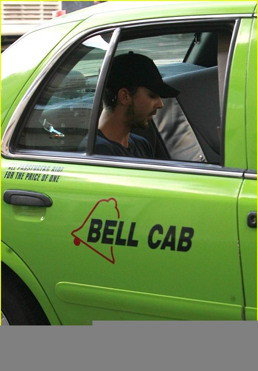 /dateien/np66944,1288634562,shia-labeouf-rings-bell-cab-06