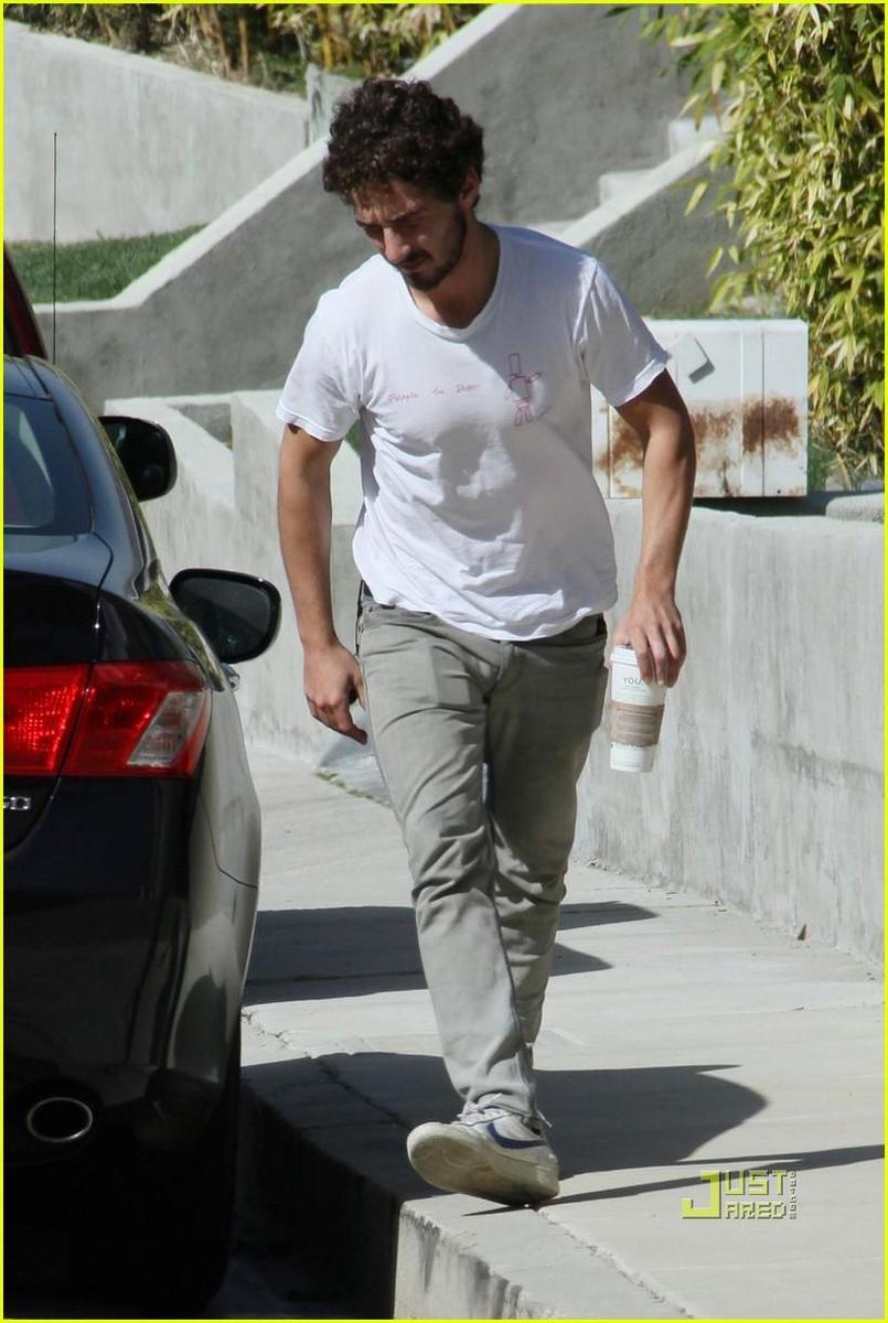 /dateien/np66944,1288641807,shia-labeouf-frank-the-robot-04