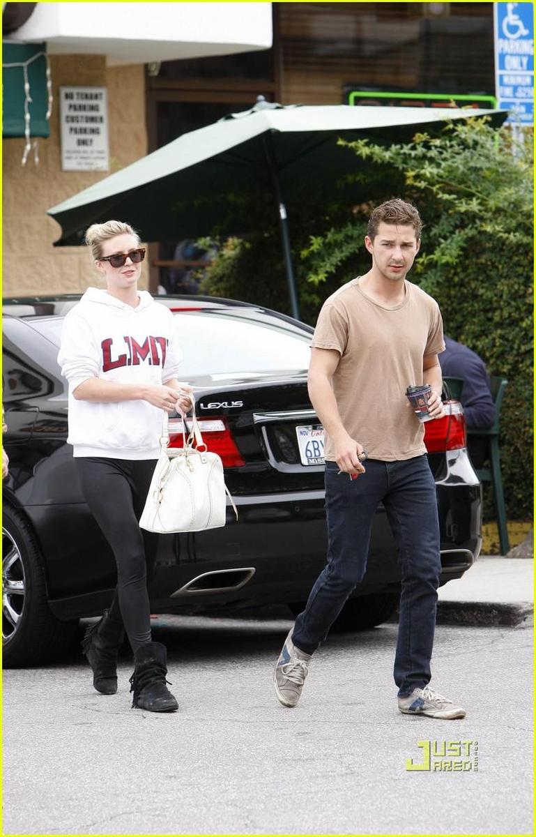 /dateien/np66944,1288643837,shia-labeouf-and-friend-patio-pair-01